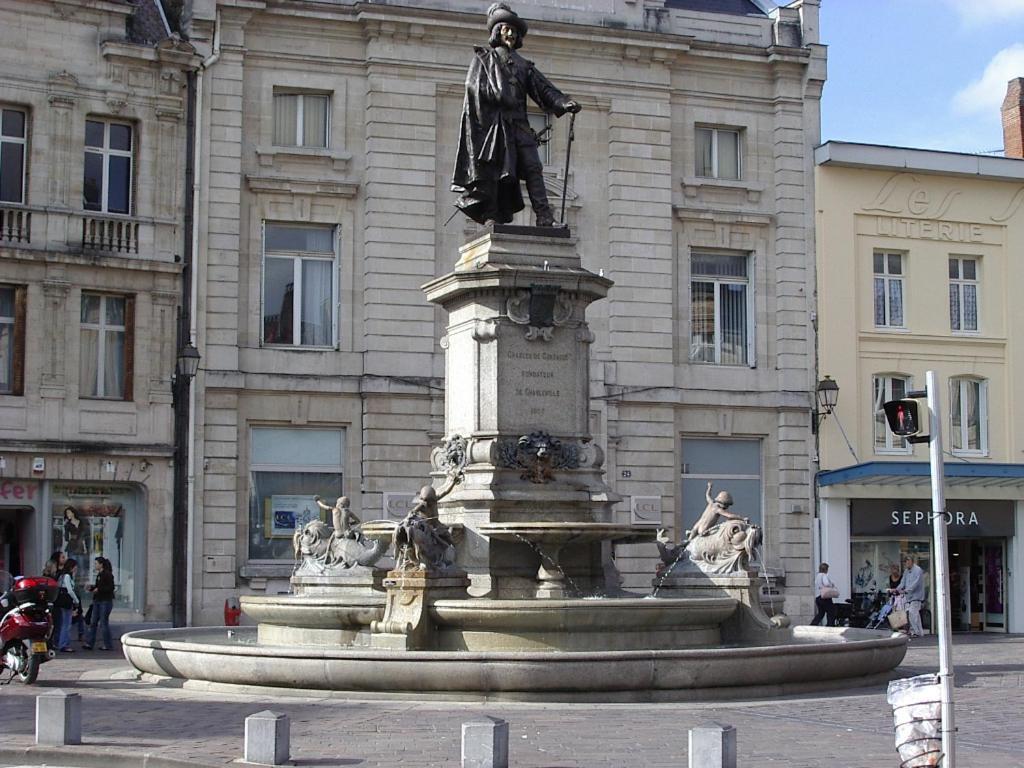 Budget Appart Avec Parking Au Centre-Ville Charleville-Mézières المظهر الخارجي الصورة